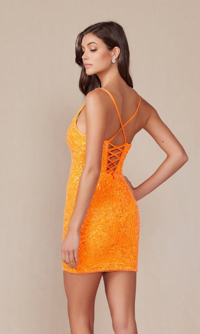 Vestido corto con purpurina y espalda de corsé E897