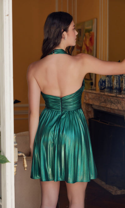 Nox Anabel K822: Vestido halter corto, elegante y con aberturas metálicas