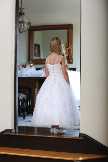 Vestido de desfile para niñas con escote ilusión, apliques de encaje y falda de tul con espalda acordonada, de AG5205