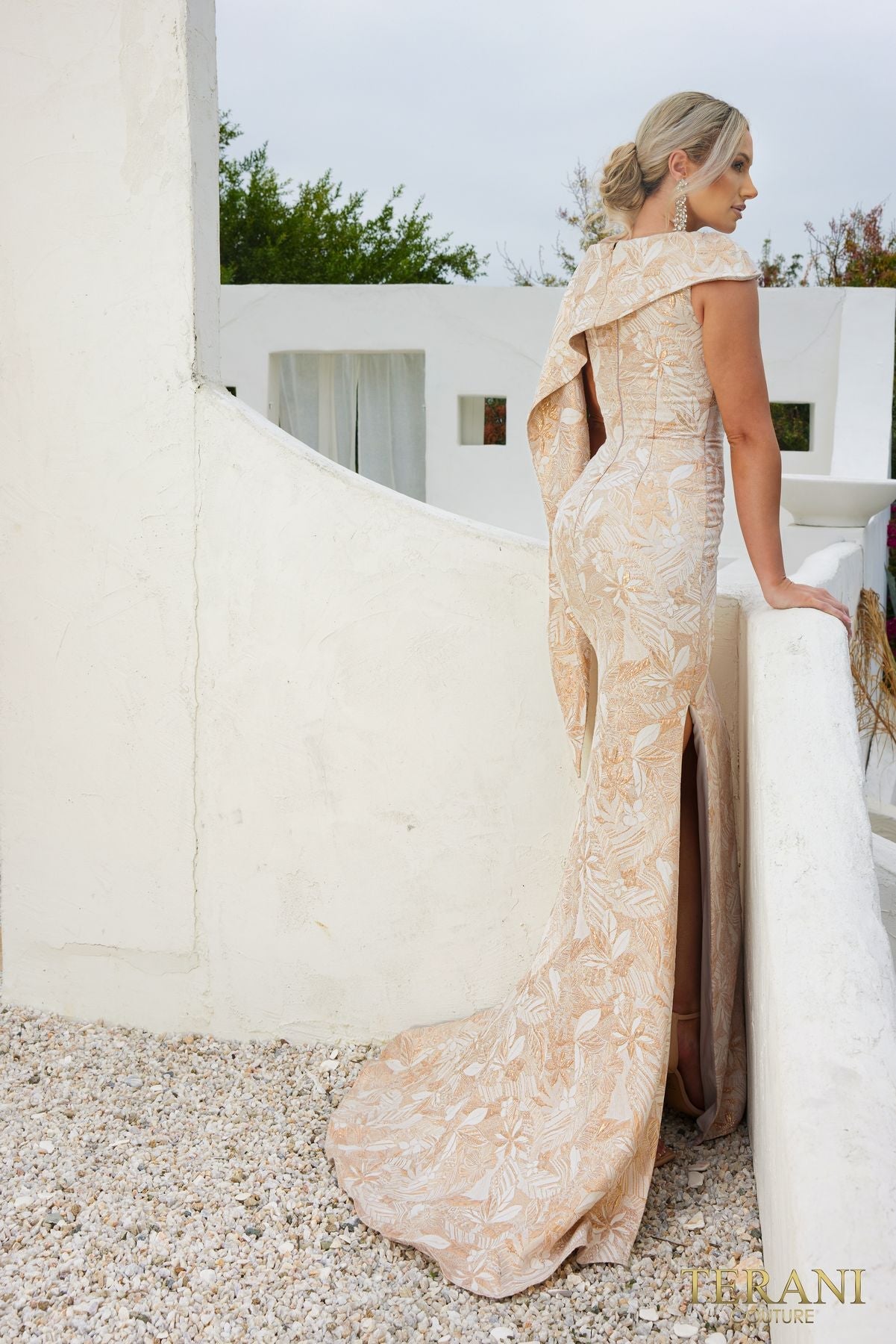 Vestido de noche de corte trompeta en jacquard asimétrico color champán Terani Couture 232m1571