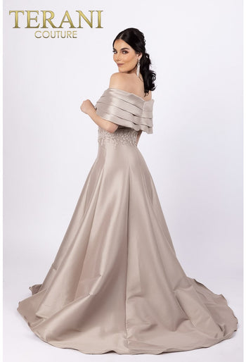 Vestido de gala con hombros descubiertos, escote plisado y bordado - Terani Couture 232m1511