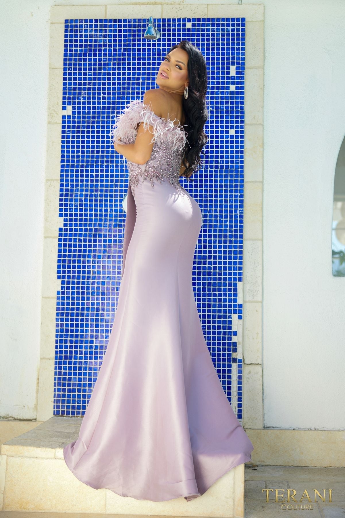 Vestido de noche con corte trompeta, hombros descubiertos y columna brillante Terani Couture 241e2490 