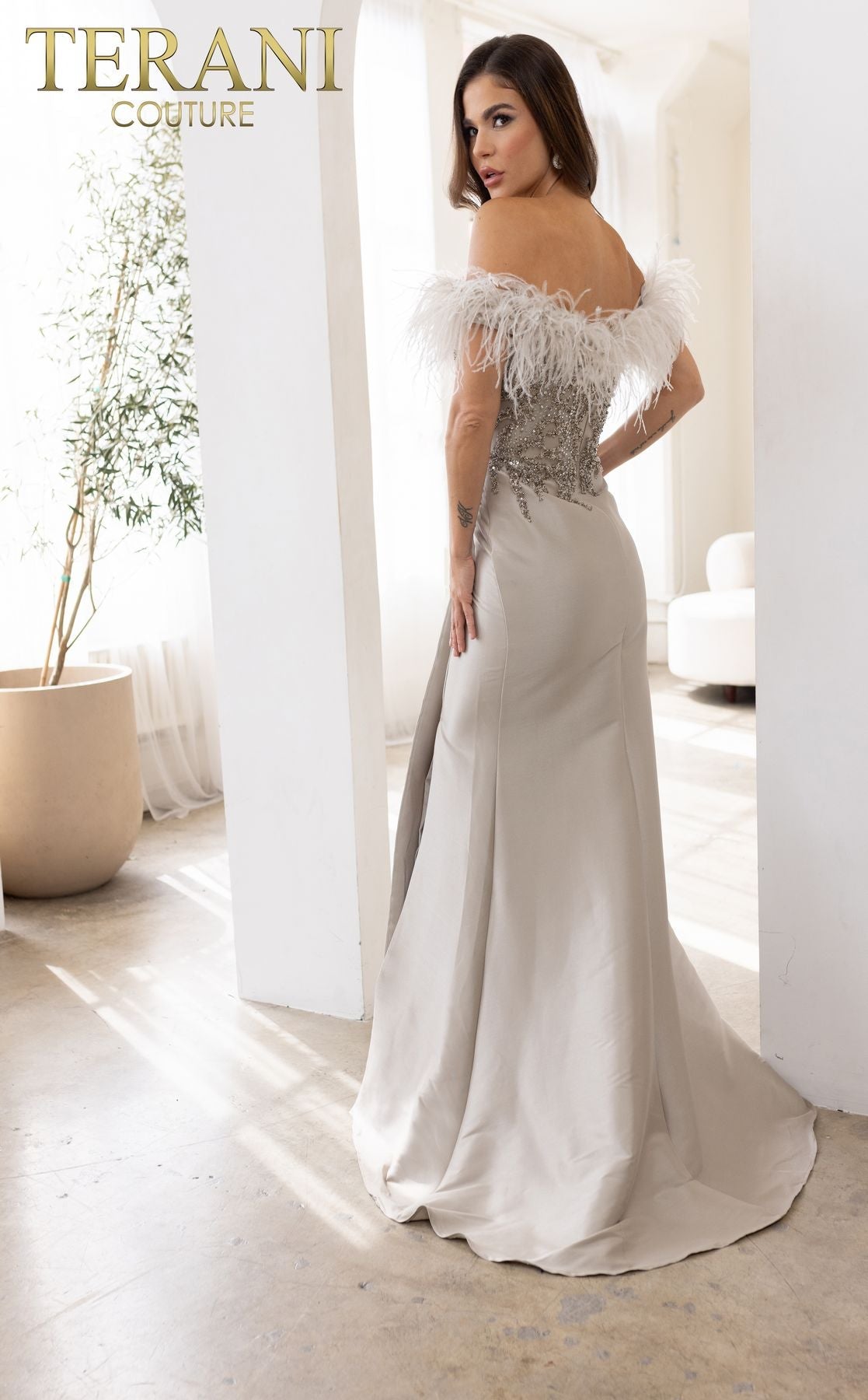 Vestido de noche con corte trompeta, hombros descubiertos y columna brillante Terani Couture 241e2490 