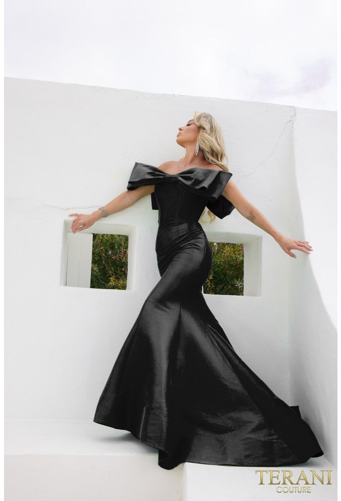 Vestido de noche de corte tubo en mikado elástico con hombros descubiertos y corte trompeta Terani Couture 241e2407