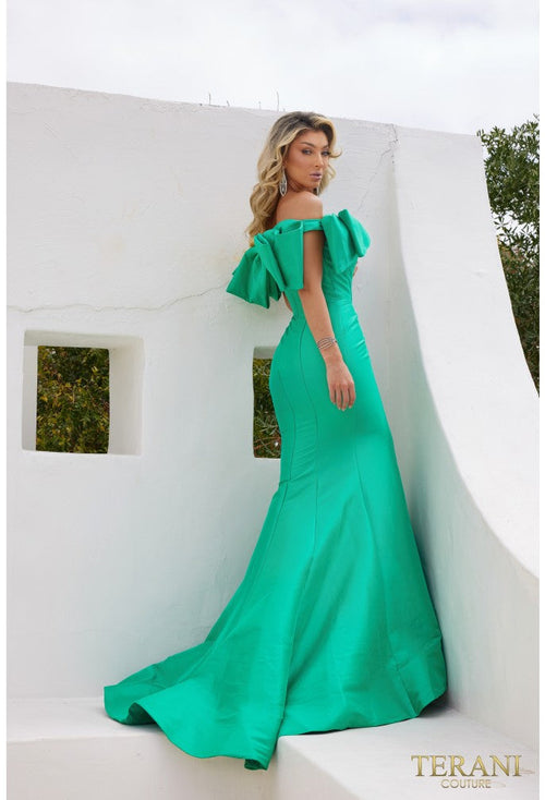Vestido de noche de corte tubo en mikado elástico con hombros descubiertos y corte trompeta Terani Couture 241e2407