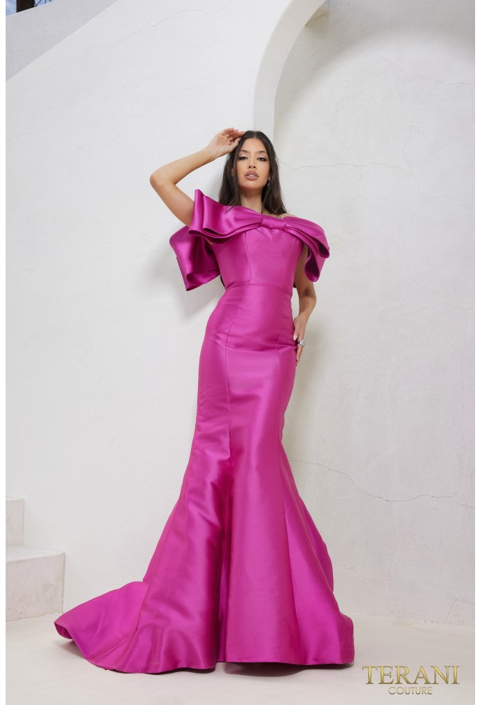 Vestido de noche de corte tubo en mikado elástico con hombros descubiertos y corte trompeta Terani Couture 241e2407