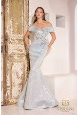 Vestido de noche Terani Couture 241m2771 con corte trompeta, hombros descubiertos y corte columna en jacquard metalizado
