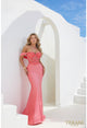 Vestido de fiesta largo color coral con hombros descubiertos y corte trompeta Terani Couture 241p2250