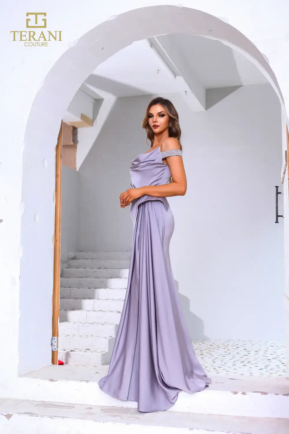 Vestido de noche Terani Couture 251e4220 de satén mate con hombros descubiertos y corte columna