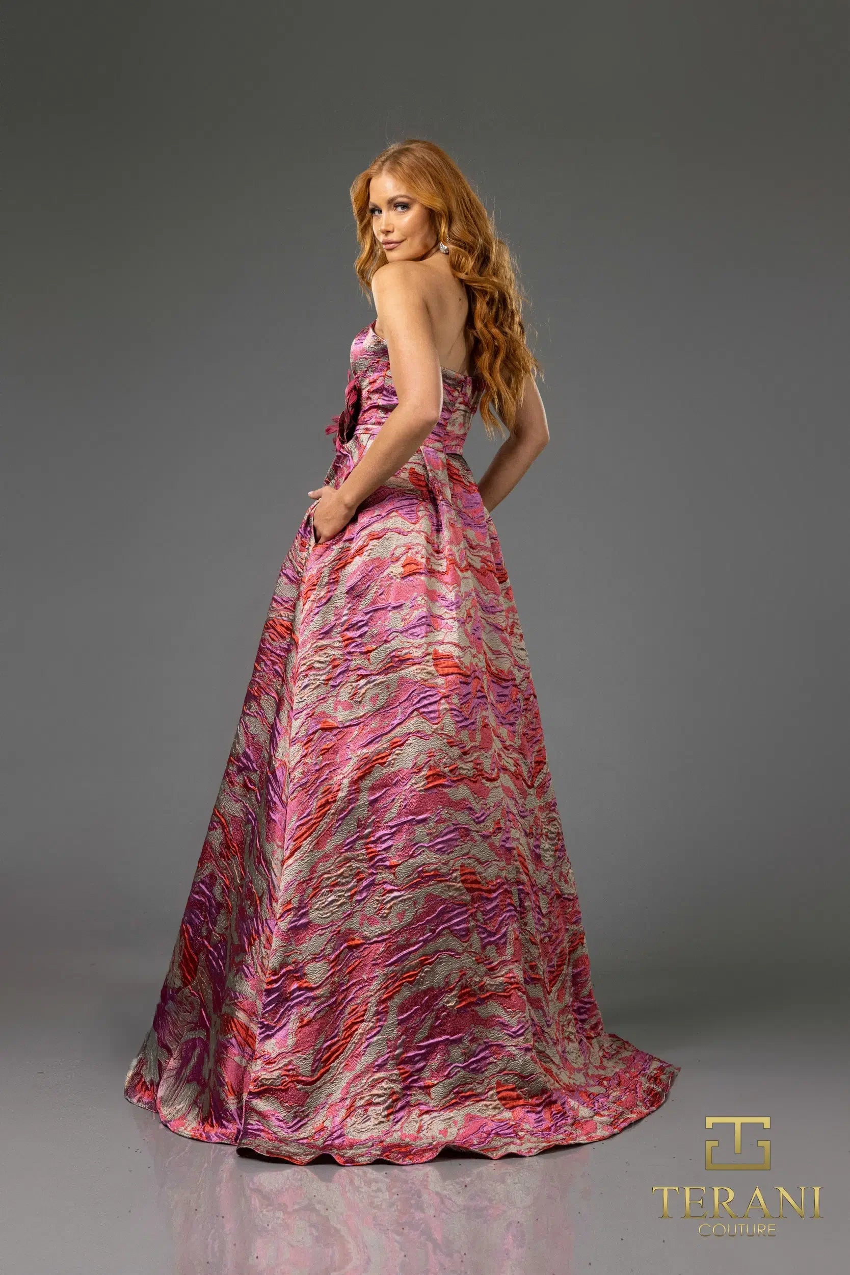 Terani Couture 251e4269 Vestido de noche sin mangas con abertura alta en jacquard de lava 