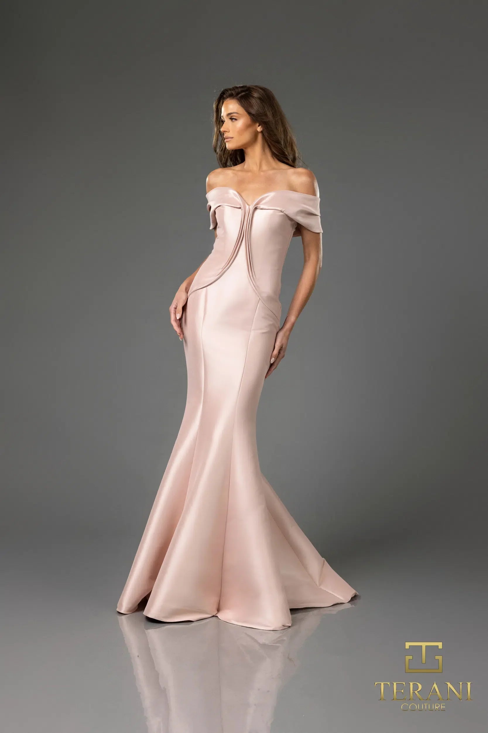 Vestido de noche de mikado sin mangas con corte trompeta y hombros descubiertos Terani Couture 251e4565