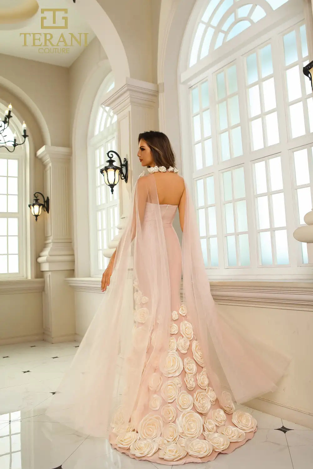 Vestido formal largo con capa desmontable y apliques florales 3D Terani Couture 251GL4184