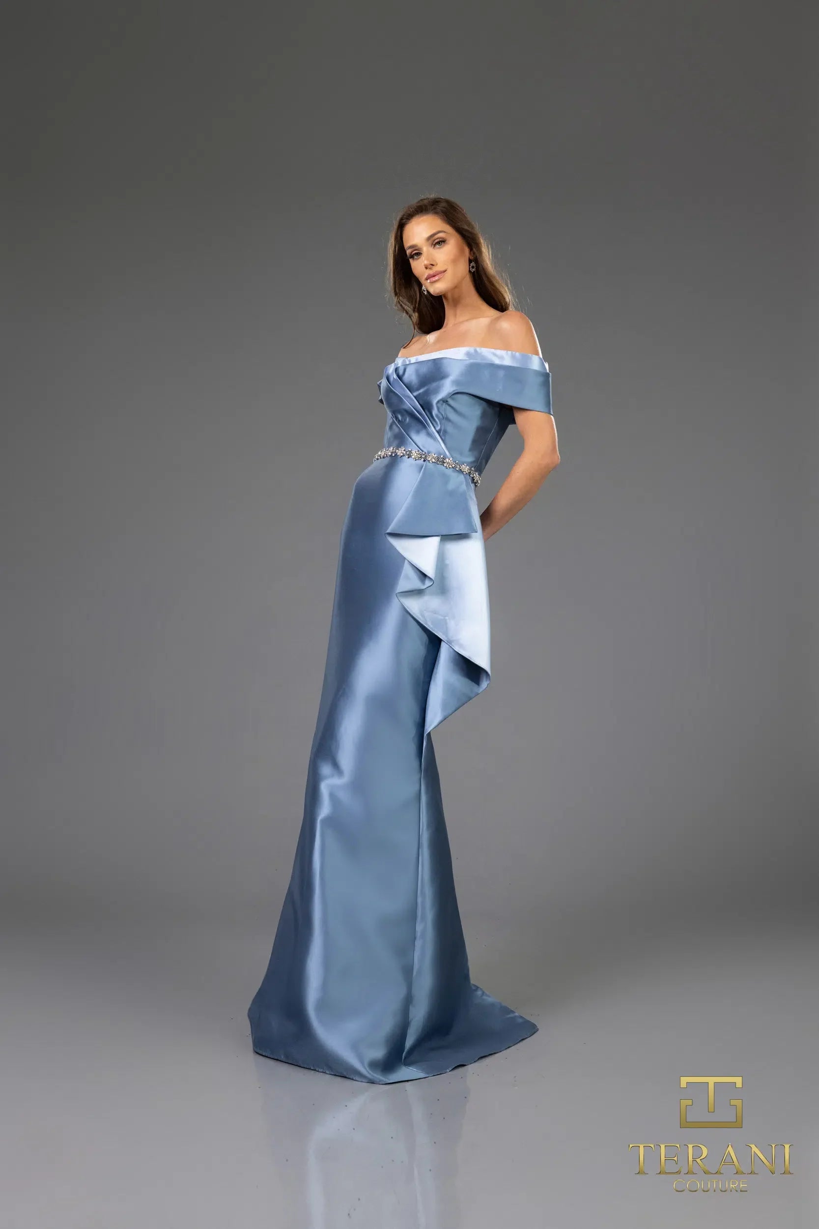 Vestido largo de corte trompeta en mikado con hombros descubiertos Terani Couture 251m4452 