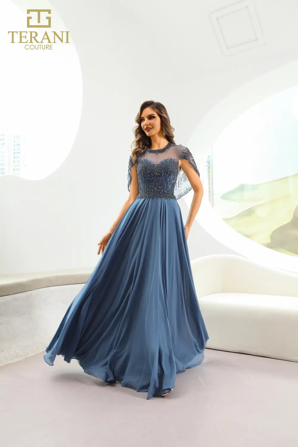Terani Couture 251M4563 Vestido de noche largo plisado con mangas estilo capa