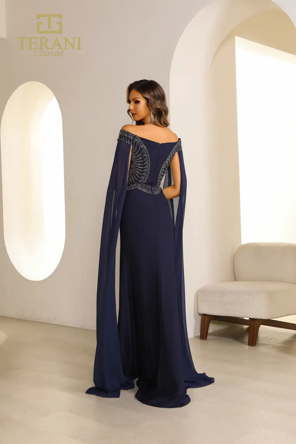 Terani Couture 251M4580 Vestido de noche formal largo con mangas estilo capa y cuentas