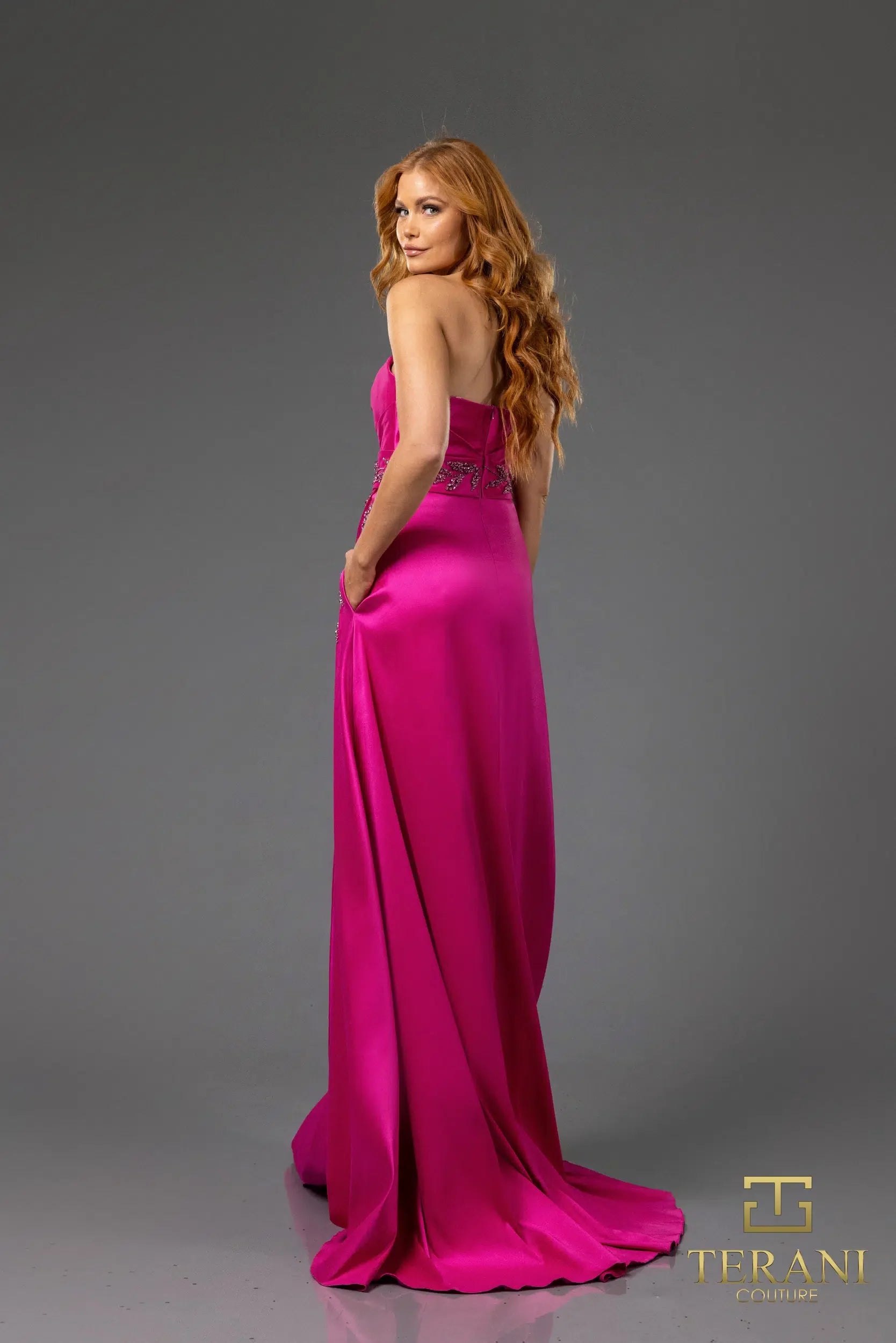 Vestido sin tirantes con abertura frontal en mikado elástico Terani Couture 251p4061 