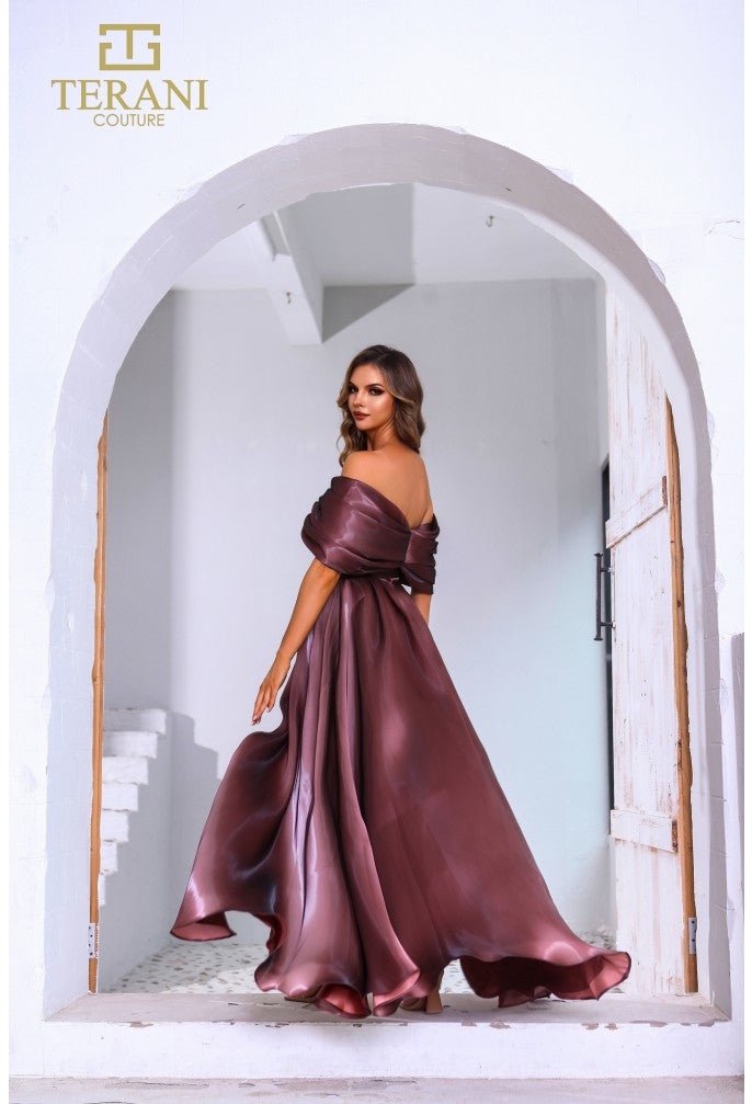 Terani Couture 251m4044 Vestido largo con abertura frontal y hombros descubiertos 