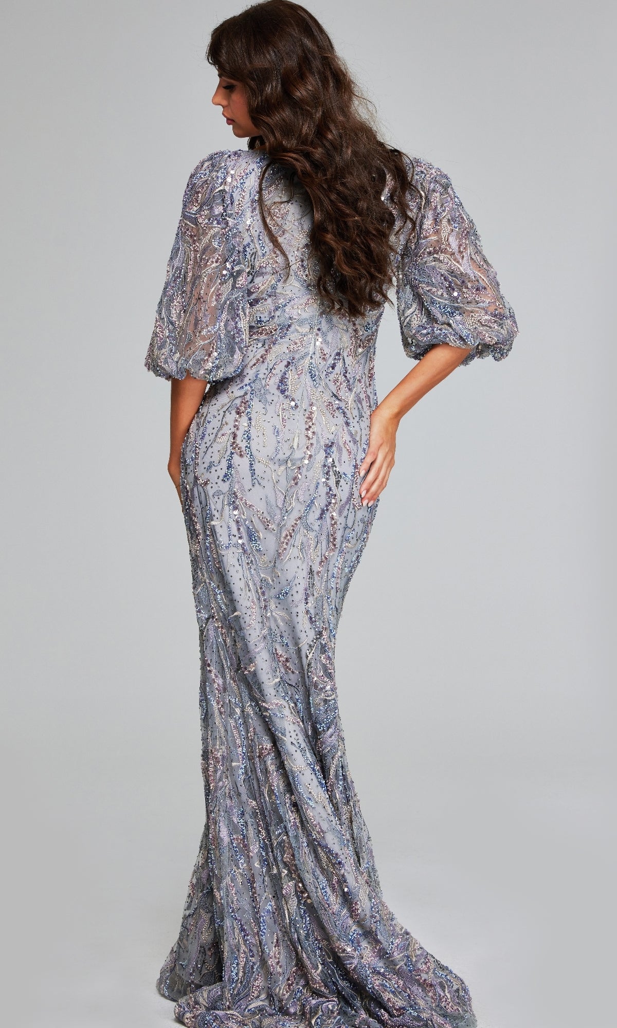 Vestido formal largo gris Jovani 38110: perfecto para graduación, gala o boda.
