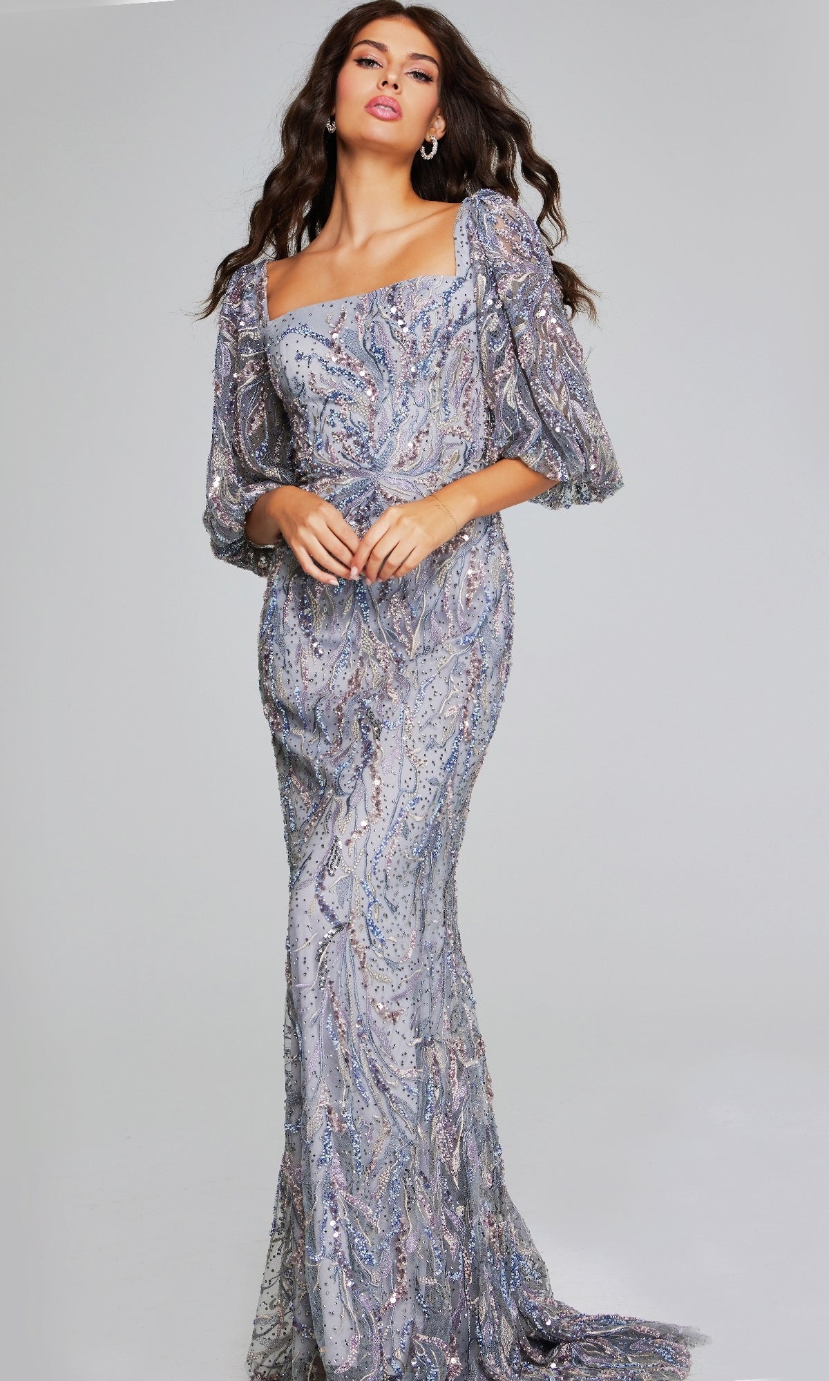 Vestido formal largo gris Jovani 38110: perfecto para graduación, gala o boda.