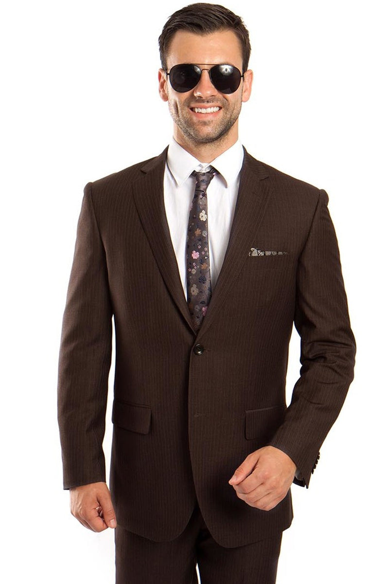 Traje de negocios de dos botones, corte regular, microraya diplomática para hombre en marrón