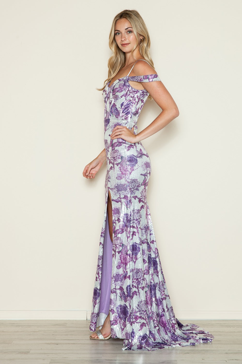 Vestido con hombros descubiertos, estampado de lentejuelas y abertura de Poly USA 9444