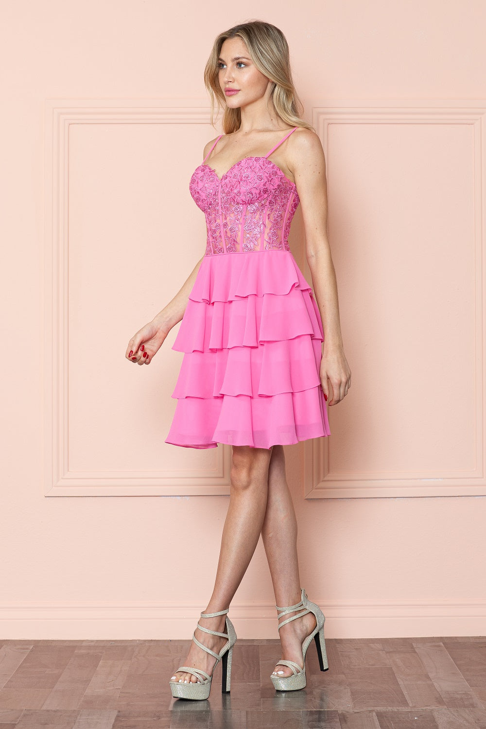 Vestido corto de gasa con corte en A y capas de Poly USA 9494