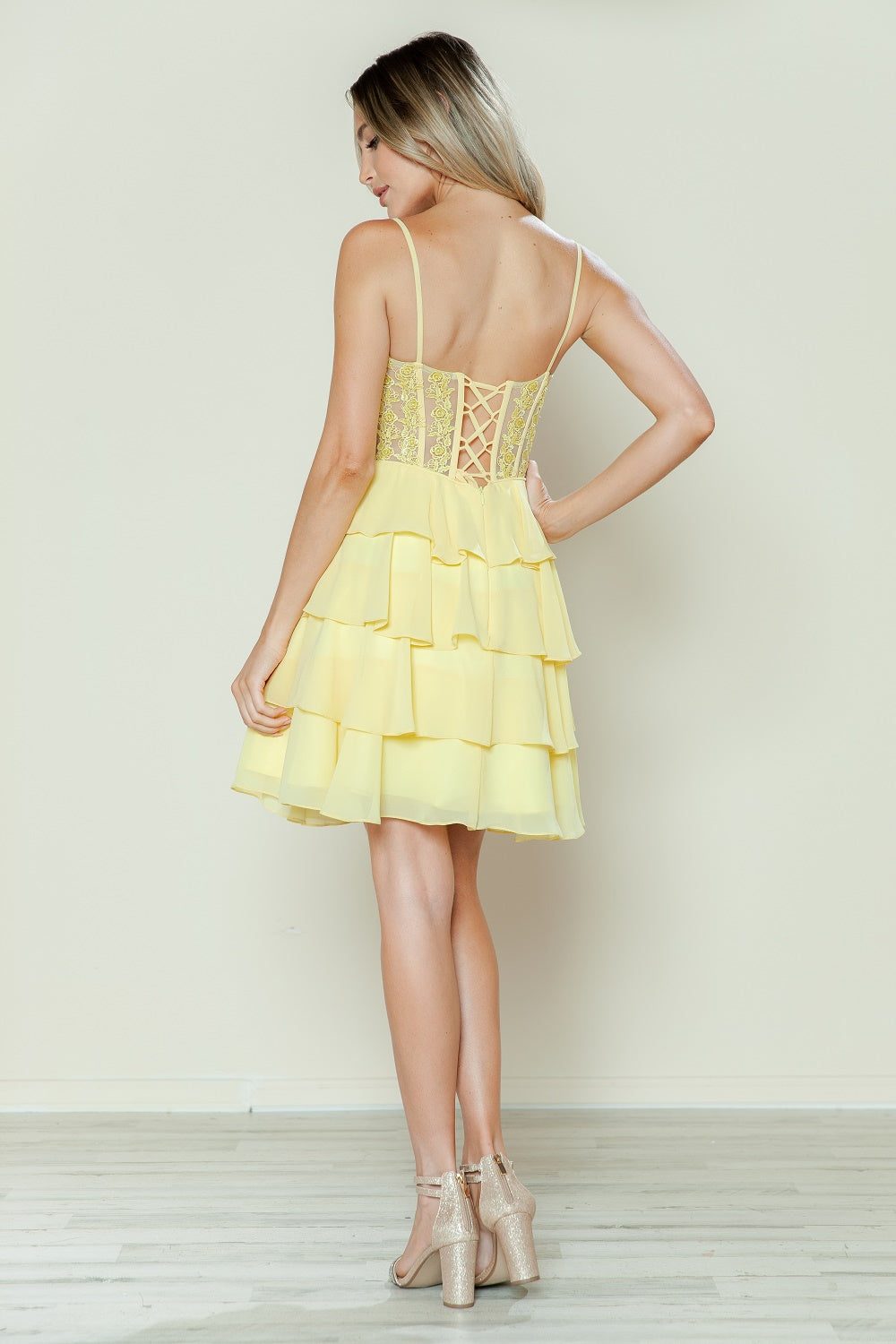Vestido corto de gasa con corte en A y capas de Poly USA 9494