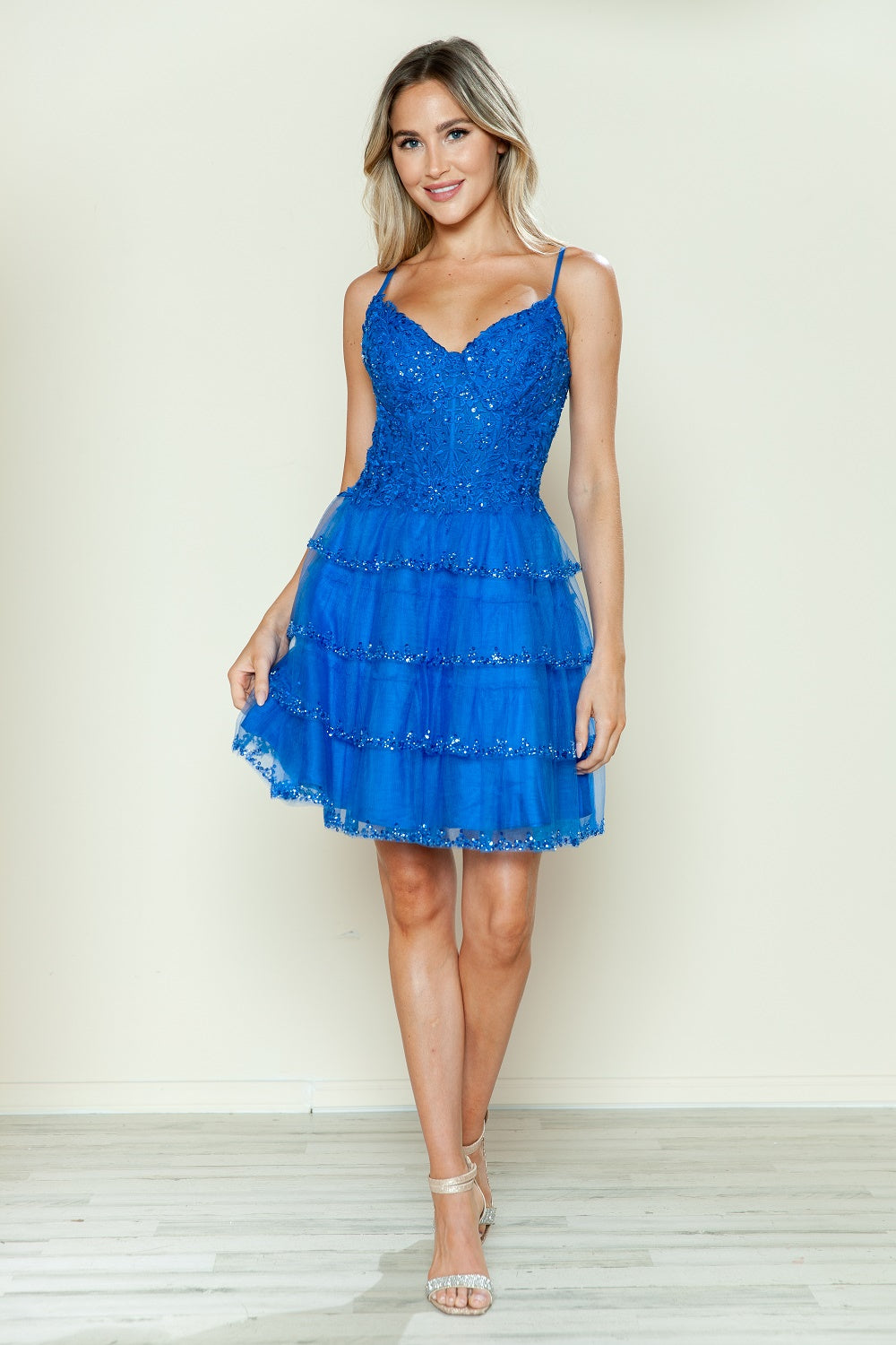 Vestido corto de corte A con apliques y capas de Poly USA 9592