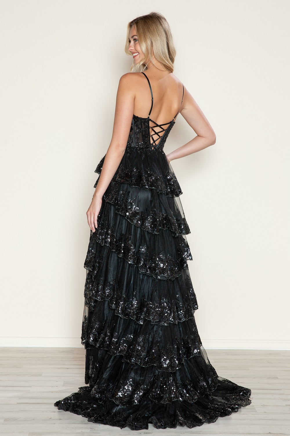 Vestido sin mangas con aberturas escalonadas y apliques de Poly USA 9606