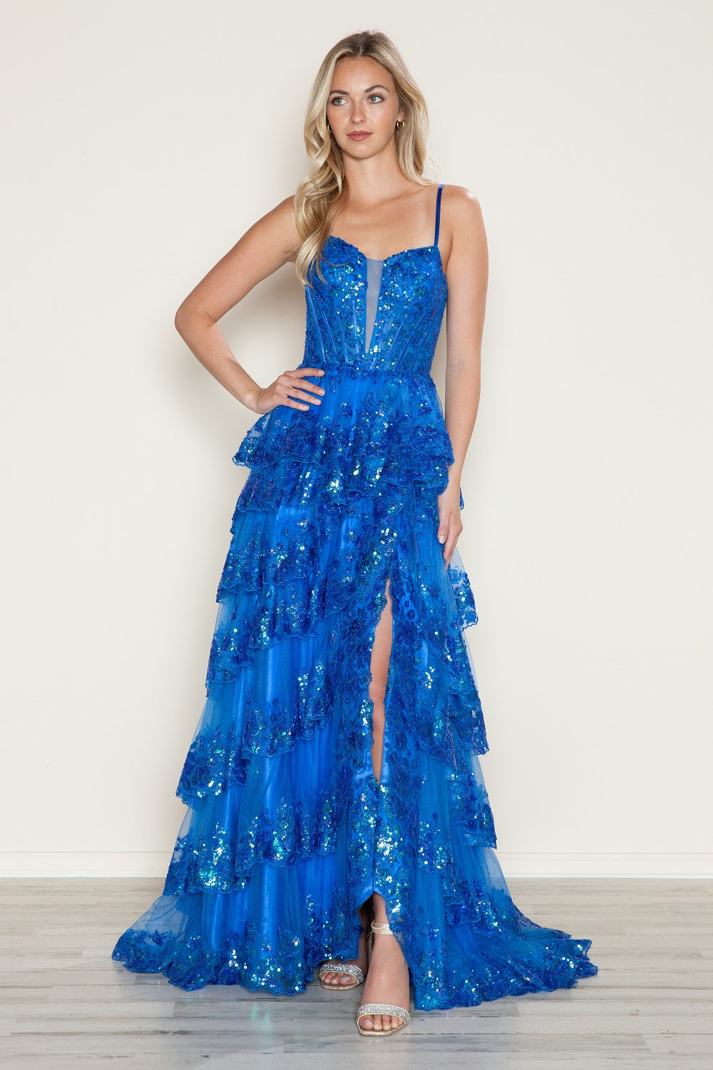 Vestido sin mangas con aberturas escalonadas y apliques de Poly USA 9606