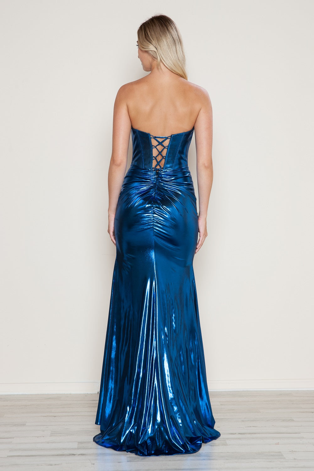 Vestido metálico ajustado sin tirantes con abertura de Poly USA 9684