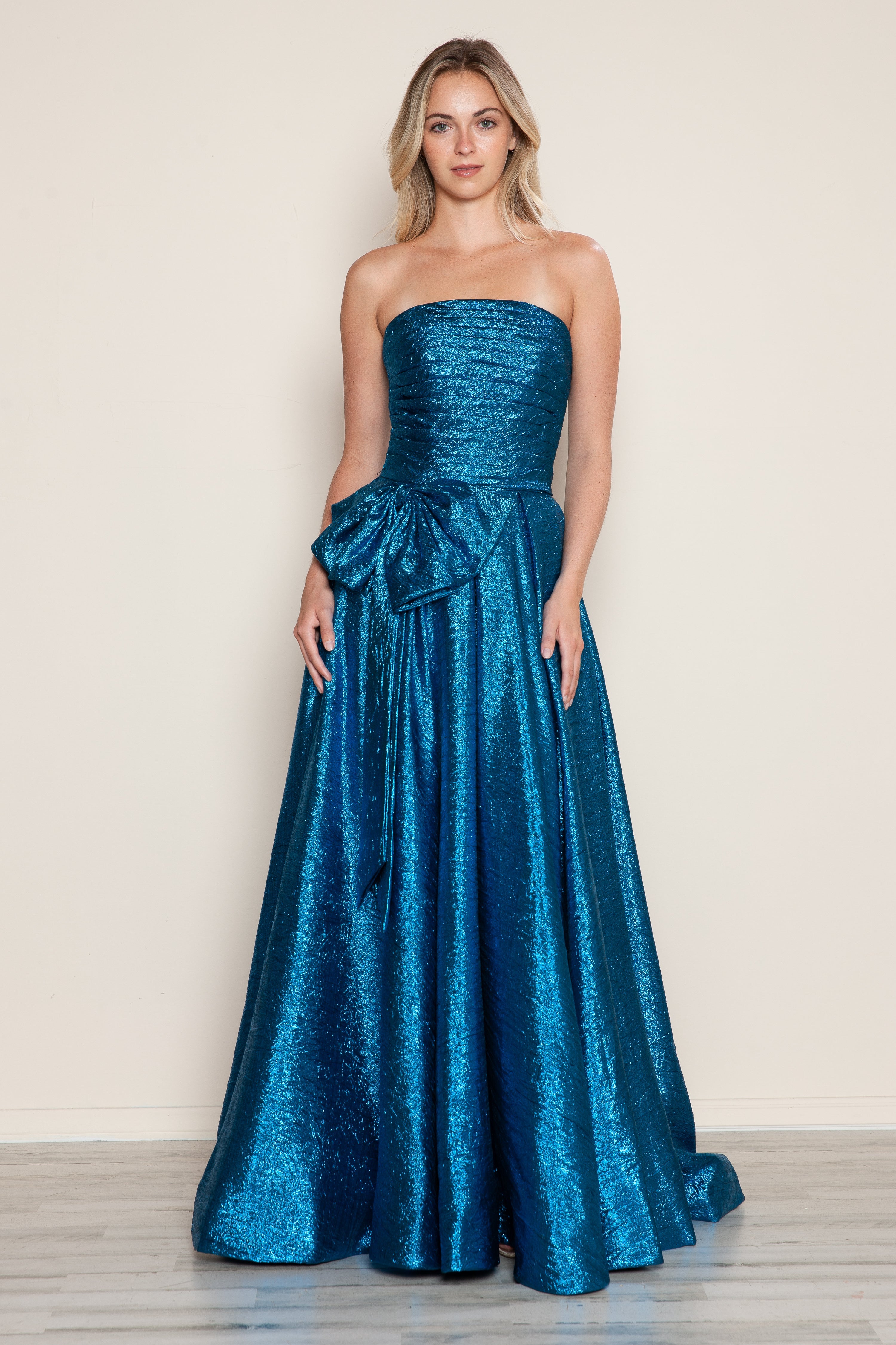 Vestido metalizado sin tirantes de corte A de Poly USA 9720