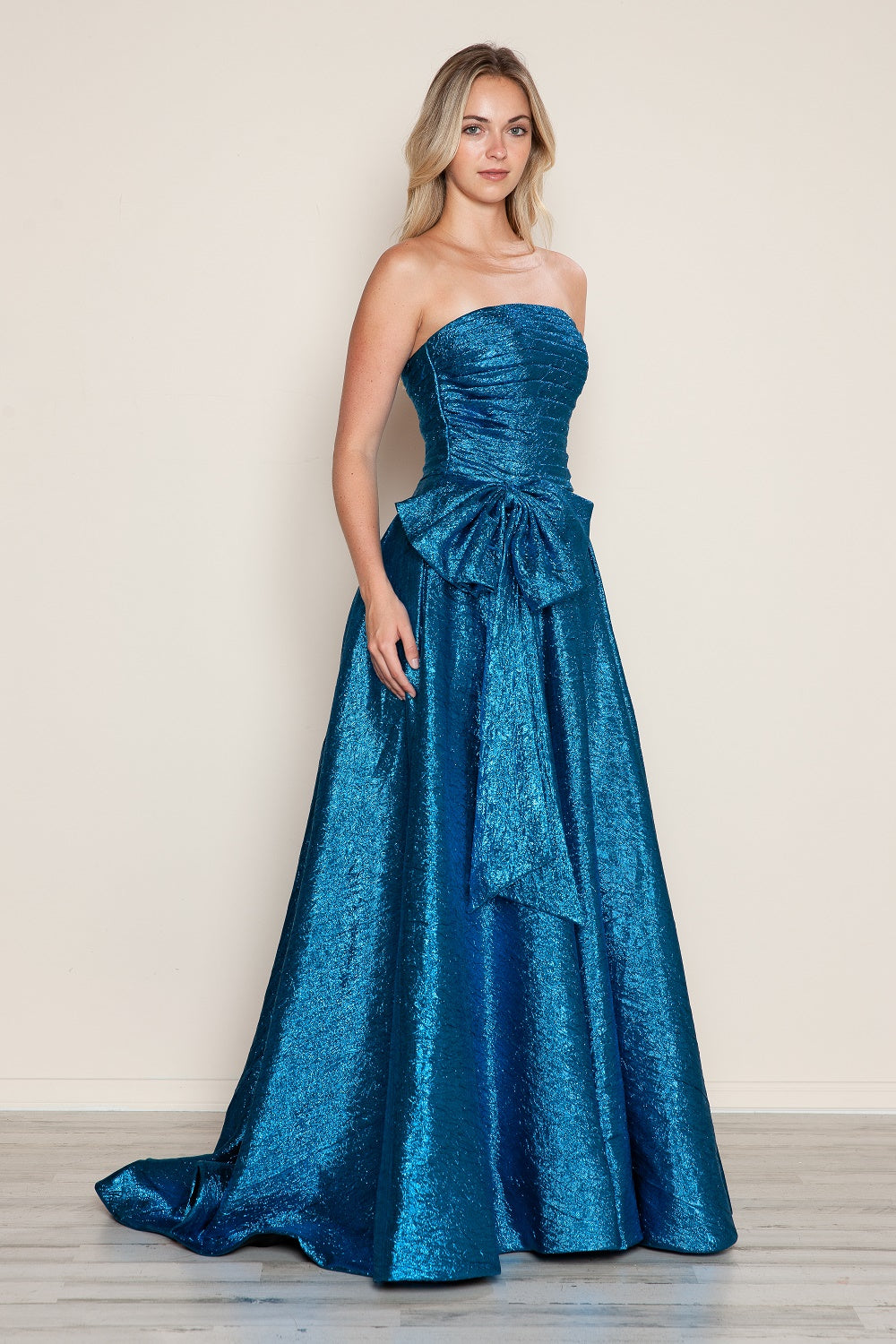 Vestido metalizado sin tirantes de corte A de Poly USA 9720