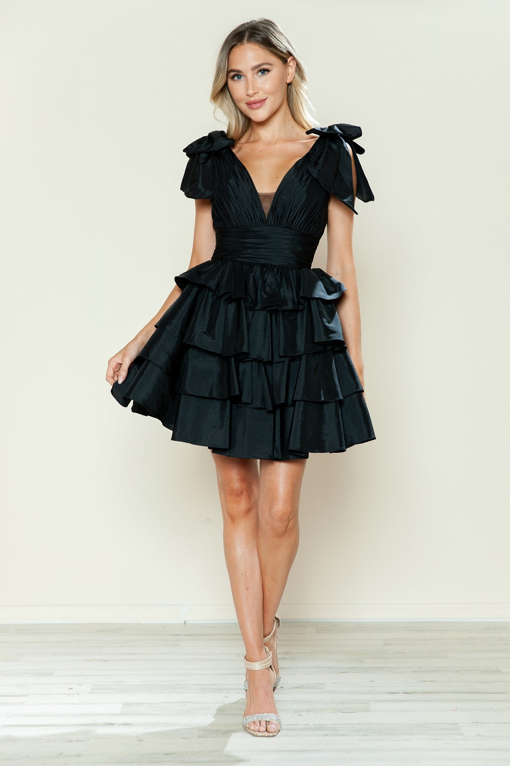 Vestido corto de tafetán con volantes y lazo de Poly USA 9742