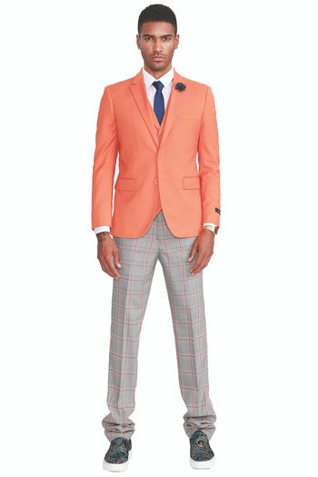 Traje de verano para hombre con chaleco de dos botones en color naranja y pantalones a cuadros grises y naranjas.