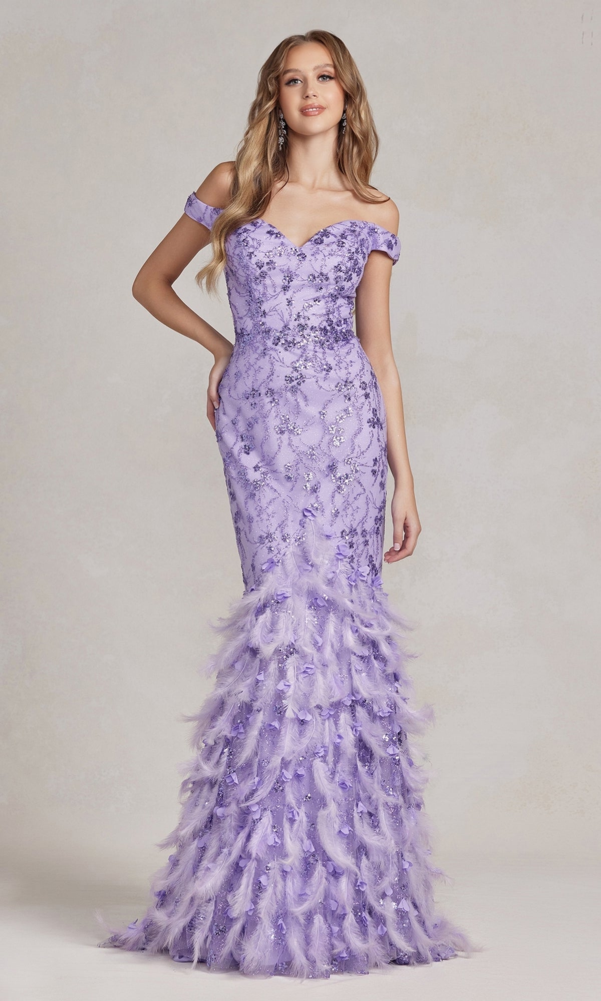 Vestido de fiesta glamuroso con brillo y falda de plumas C1106