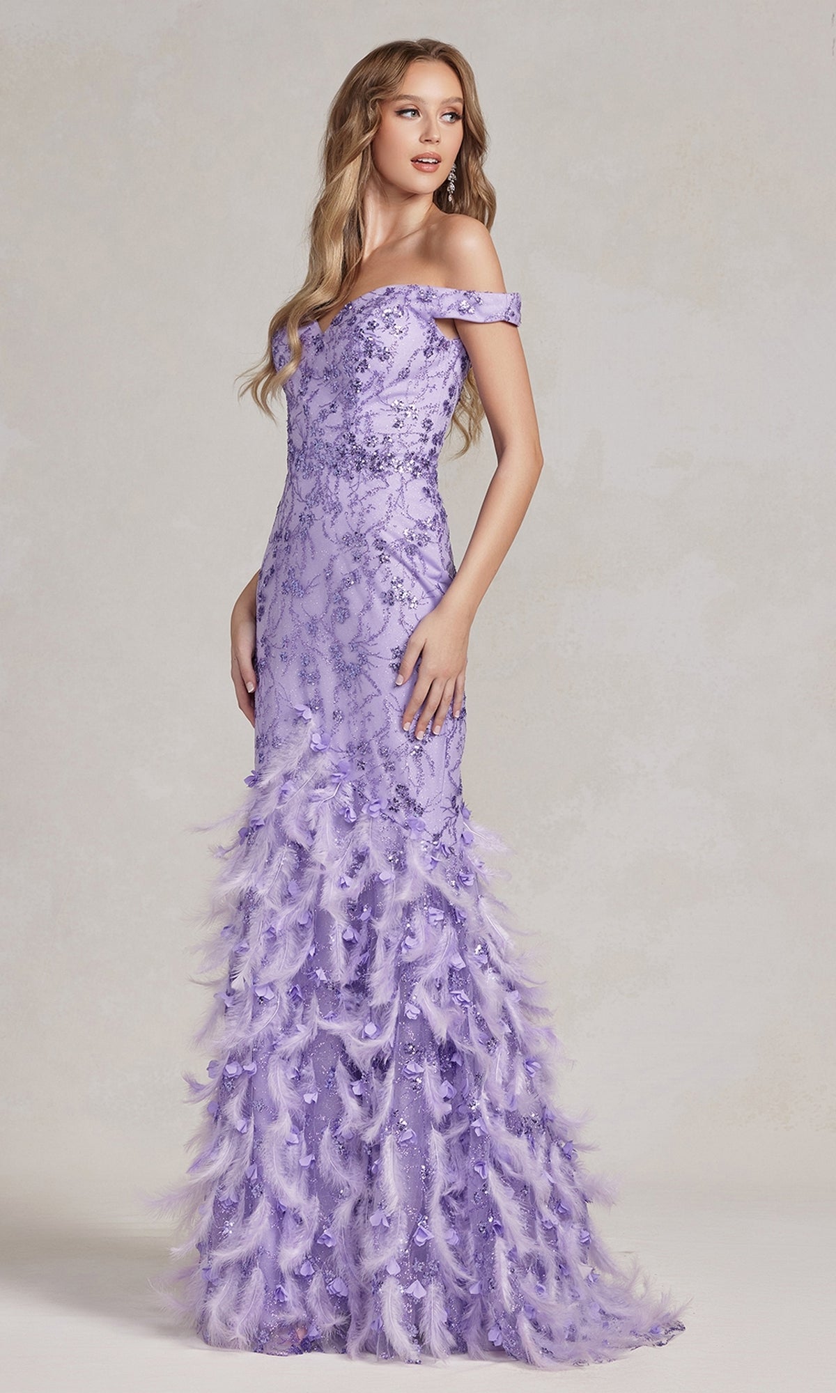 Vestido de fiesta glamuroso con brillo y falda de plumas C1106