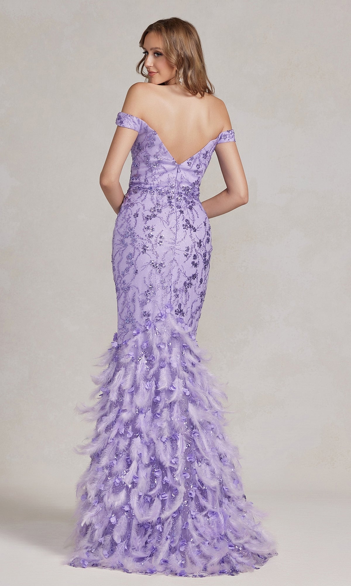 Vestido de fiesta glamuroso con brillo y falda de plumas C1106