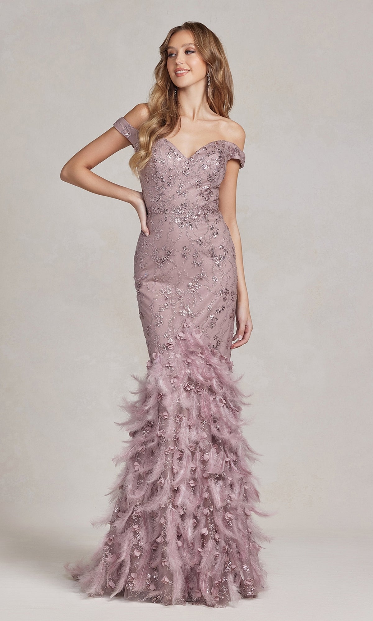 Vestido de fiesta glamuroso con brillo y falda de plumas C1106