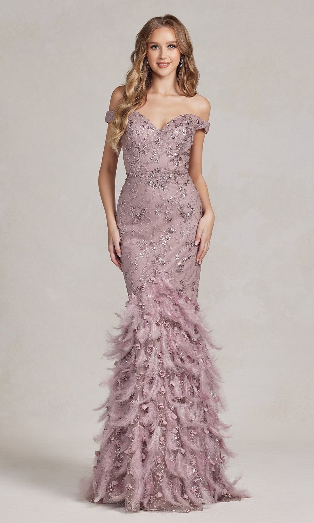 Vestido de fiesta glamuroso con brillo y falda de plumas C1106