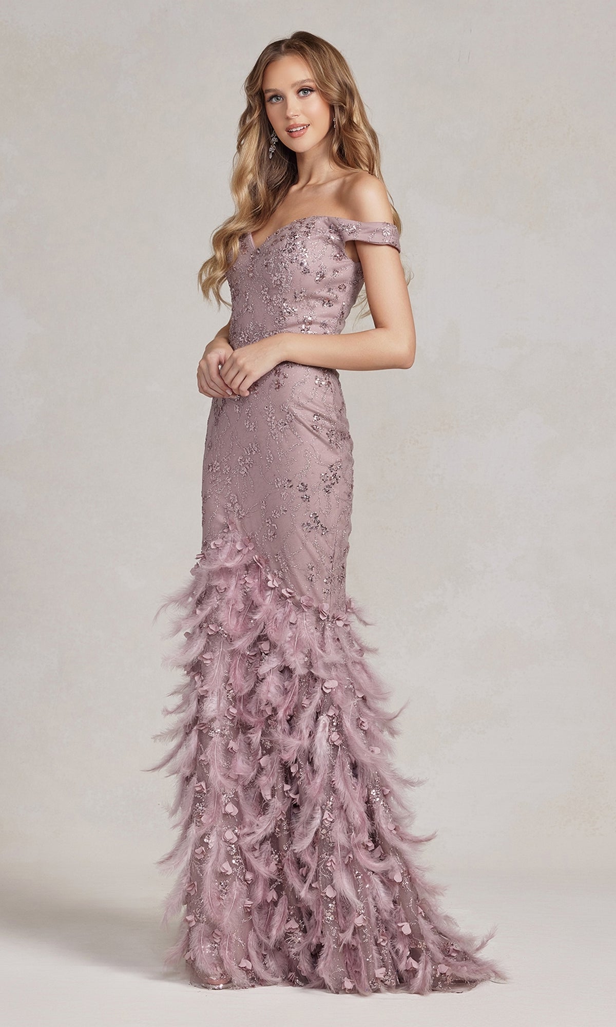 Vestido de fiesta glamuroso con brillo y falda de plumas C1106