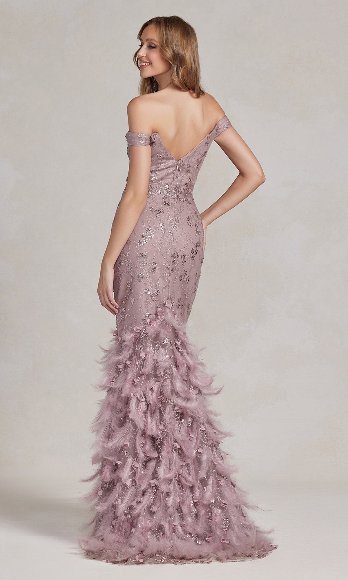 Vestido de fiesta glamuroso con brillo y falda de plumas C1106