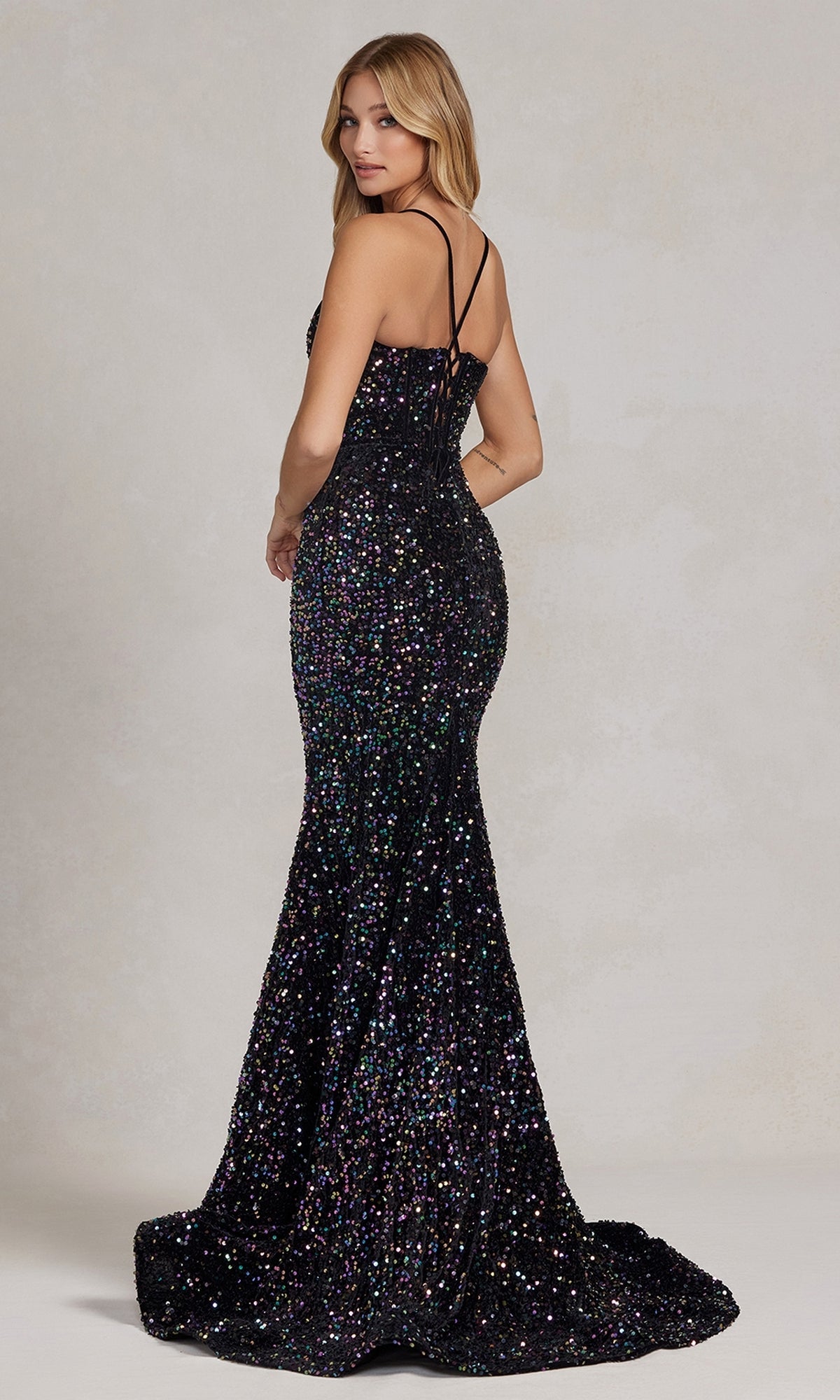Vestido de fiesta largo con lentejuelas y elegante espalda con cordones