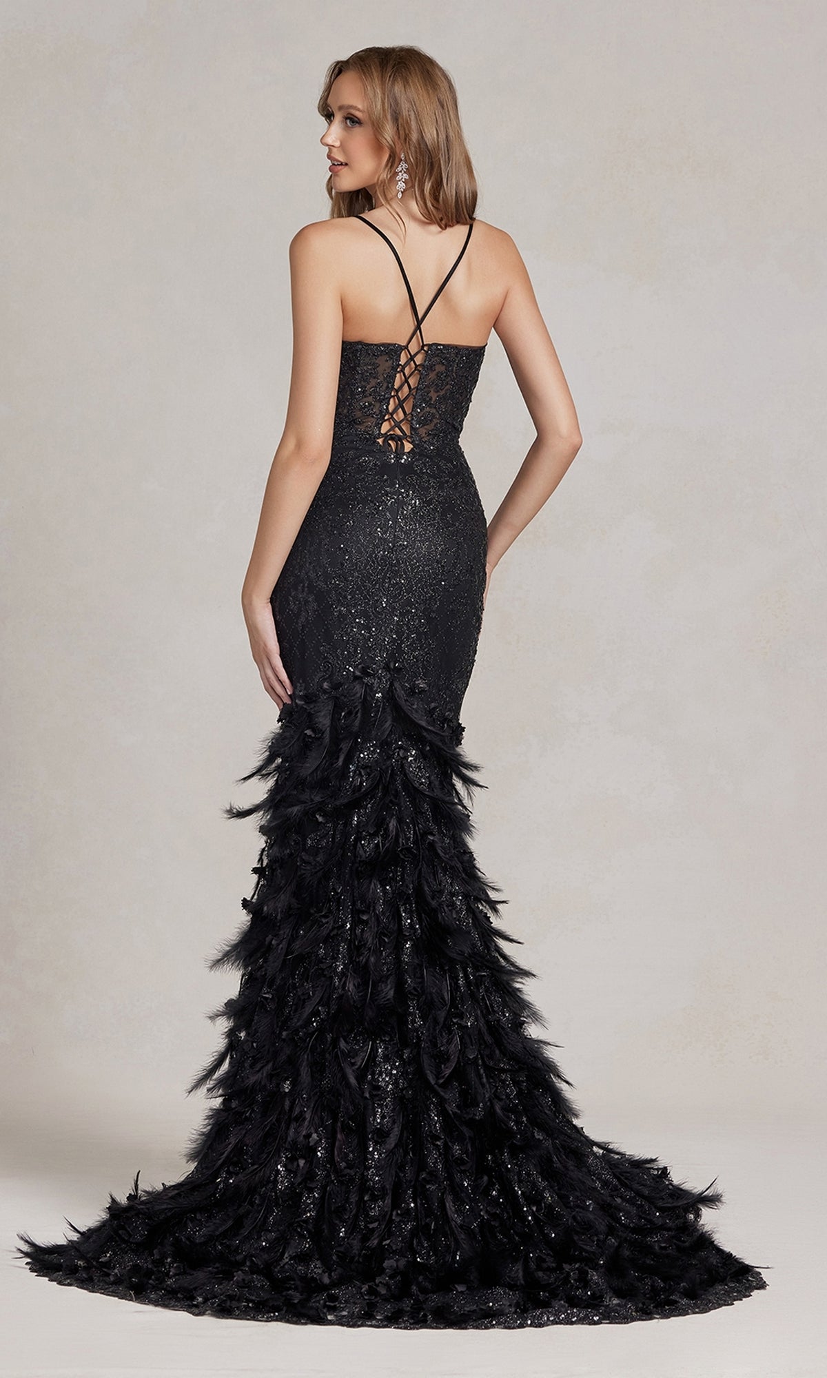 Vestido de fiesta con lentejuelas y diseño espectacular de plumas y flores en 3D - C1111