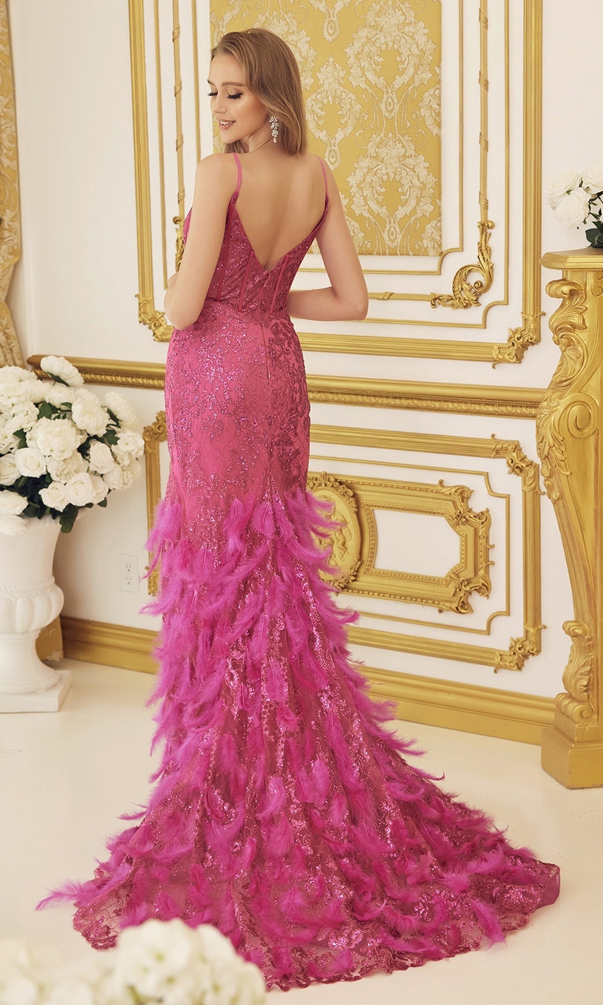 Vestido de noche brillante con falda de plumas y espalda abierta
