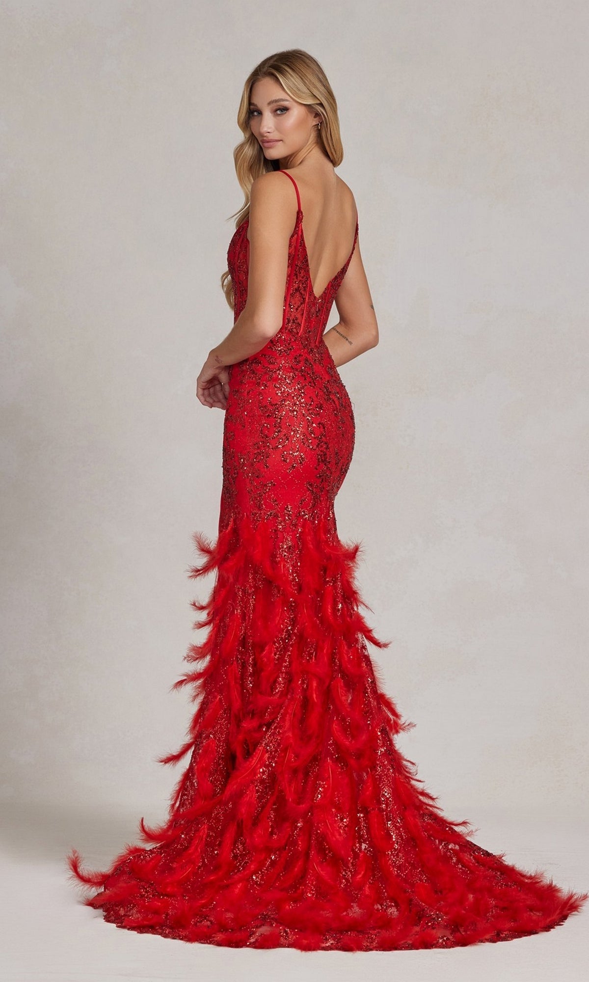 Vestido de noche brillante con falda de plumas y espalda abierta