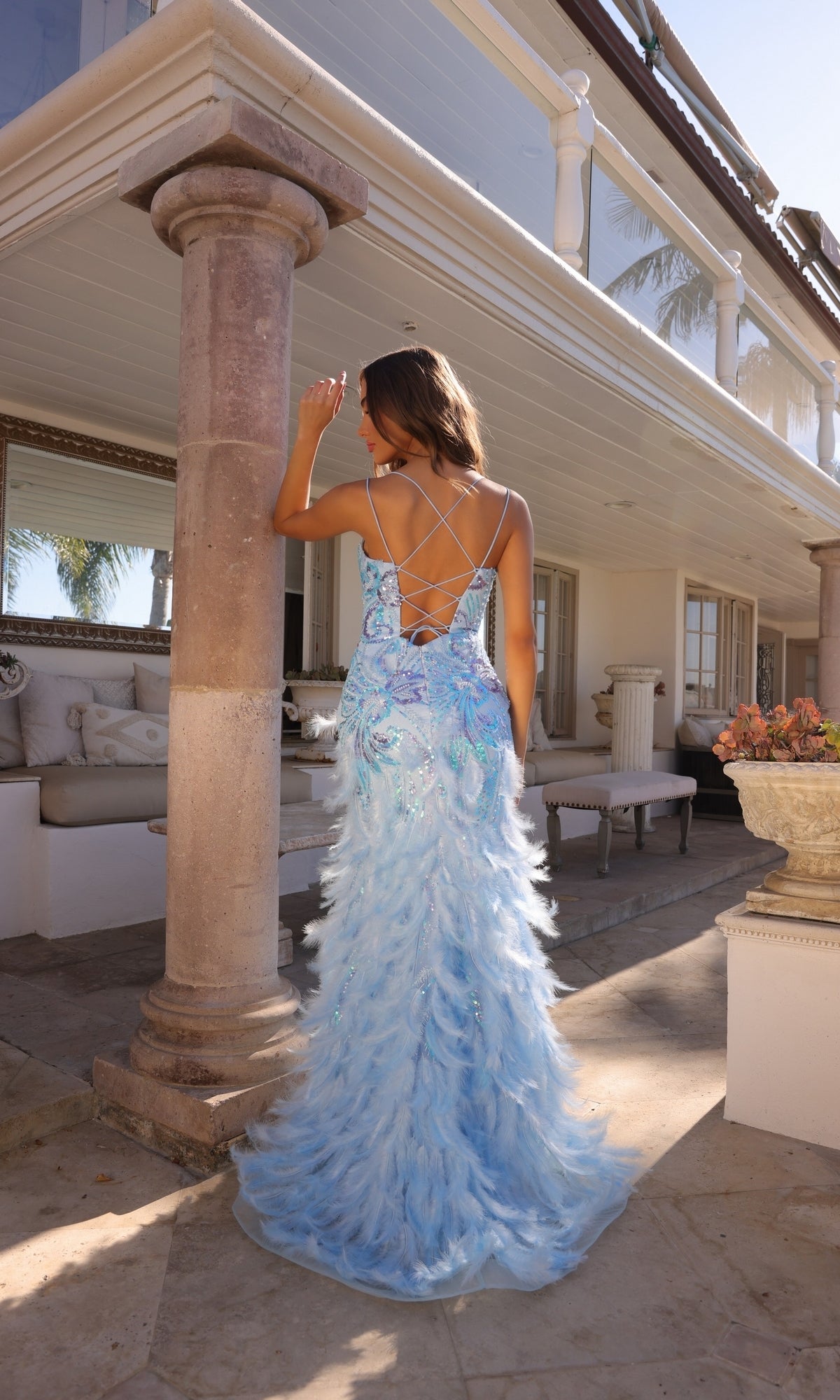 Nox Anabel C1413: Vestido de fiesta con plumas y lentejuelas