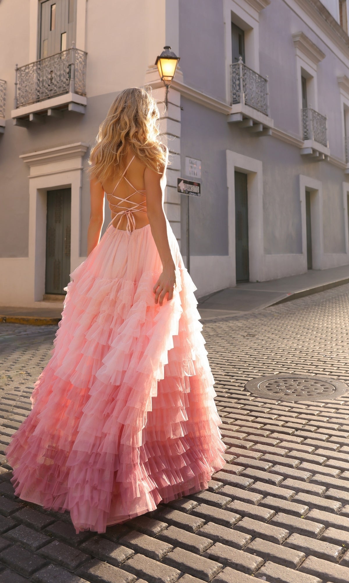 Vestido de fiesta con volantes y degradado de Nox Anabel C1420