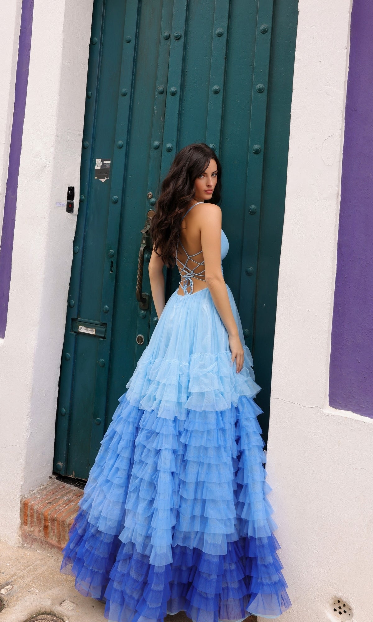 Vestido de fiesta con volantes y degradado de Nox Anabel C1420