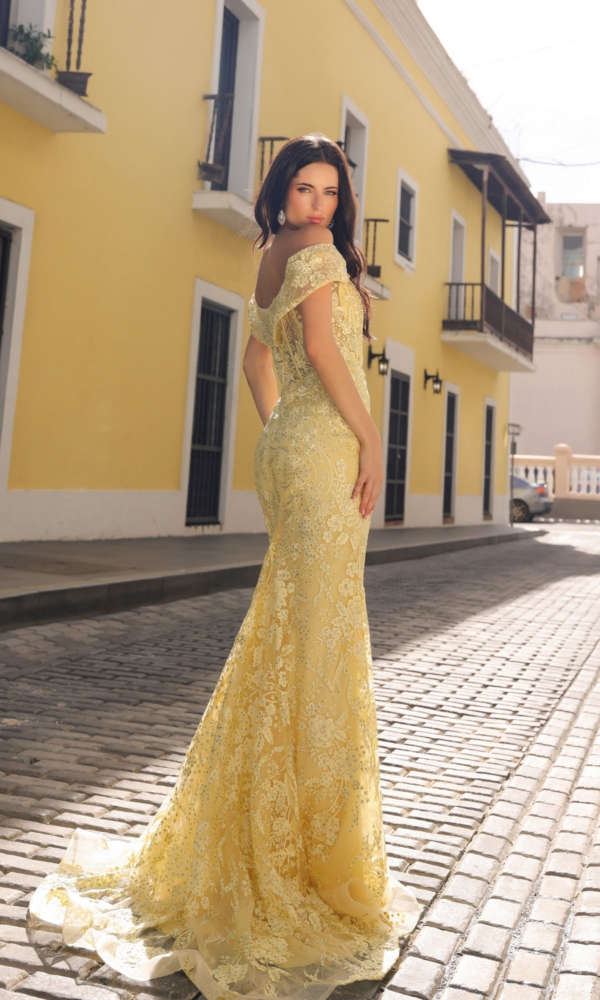 Impresionante vestido de fiesta de encaje con hombros descubiertos C1455